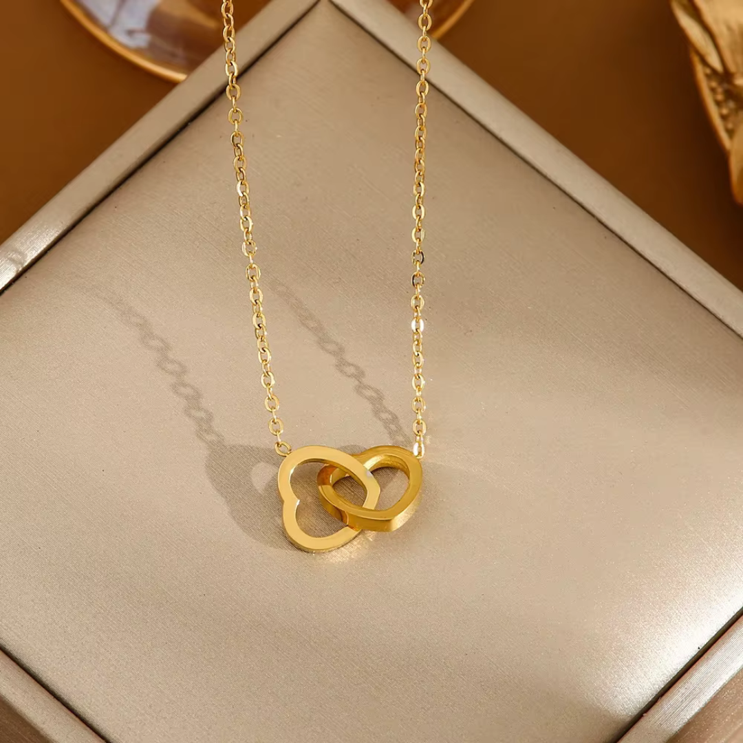 💞 Collar Corazones Entrelazados – Amor que Nunca se Rompe