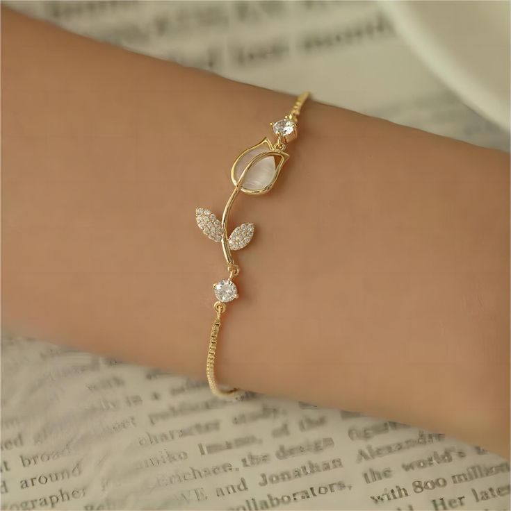 🌷 Pulsera Tulipán Blanca + Caja de Regalo 🎁 Un detalle elegante y delicado que hará sentir especial a esa persona que tanto quieres.
