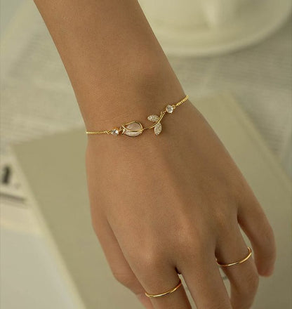 🌷 Pulsera Tulipán Blanca + Caja de Regalo 🎁 Un detalle elegante y delicado que hará sentir especial a esa persona que tanto quieres.