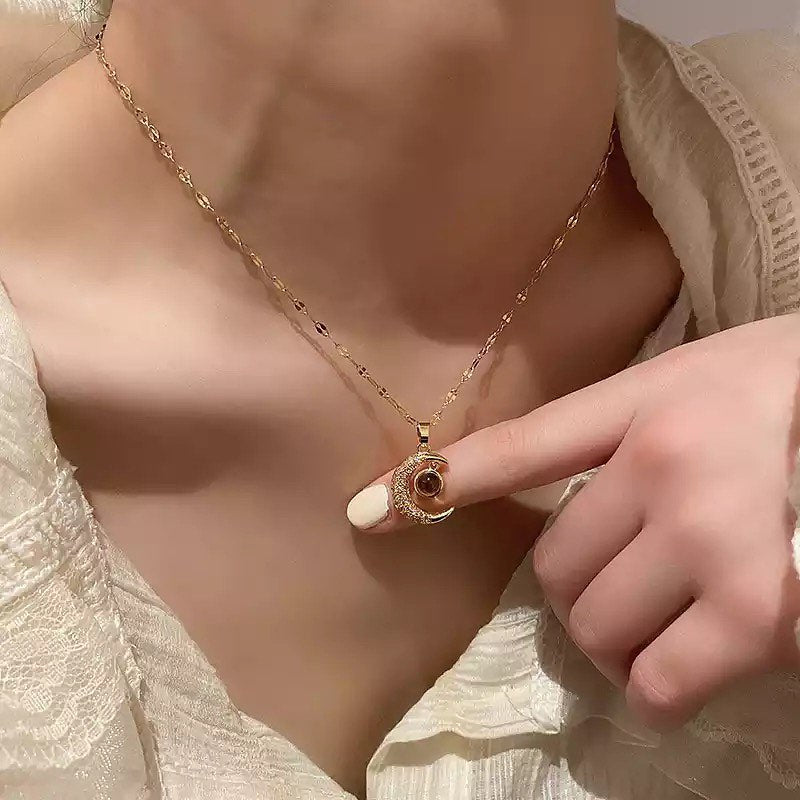 🌙✨ COLLAR LUNA “TE AMO EN 100 IDIOMAS” – EL REGALO MÁS ROMÁNTICO Y ESPECIAL ✨💖