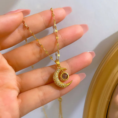 🌙✨ COLLAR LUNA “TE AMO EN 100 IDIOMAS” – EL REGALO MÁS ROMÁNTICO Y ESPECIAL ✨💖