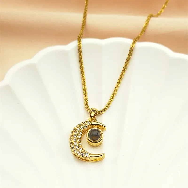 🌙✨ COLLAR LUNA “TE AMO EN 100 IDIOMAS” – EL REGALO MÁS ROMÁNTICO Y ESPECIAL ✨💖