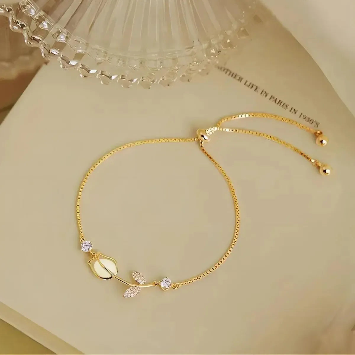 🌷 Pulsera Tulipán Blanca + Caja de Regalo 🎁 Un detalle elegante y delicado que hará sentir especial a esa persona que tanto quieres.